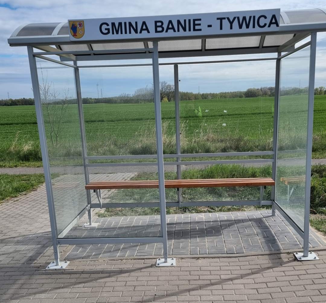 Zdjęcie: Nowa wiata przystankowa i nowa kostka brukowa.