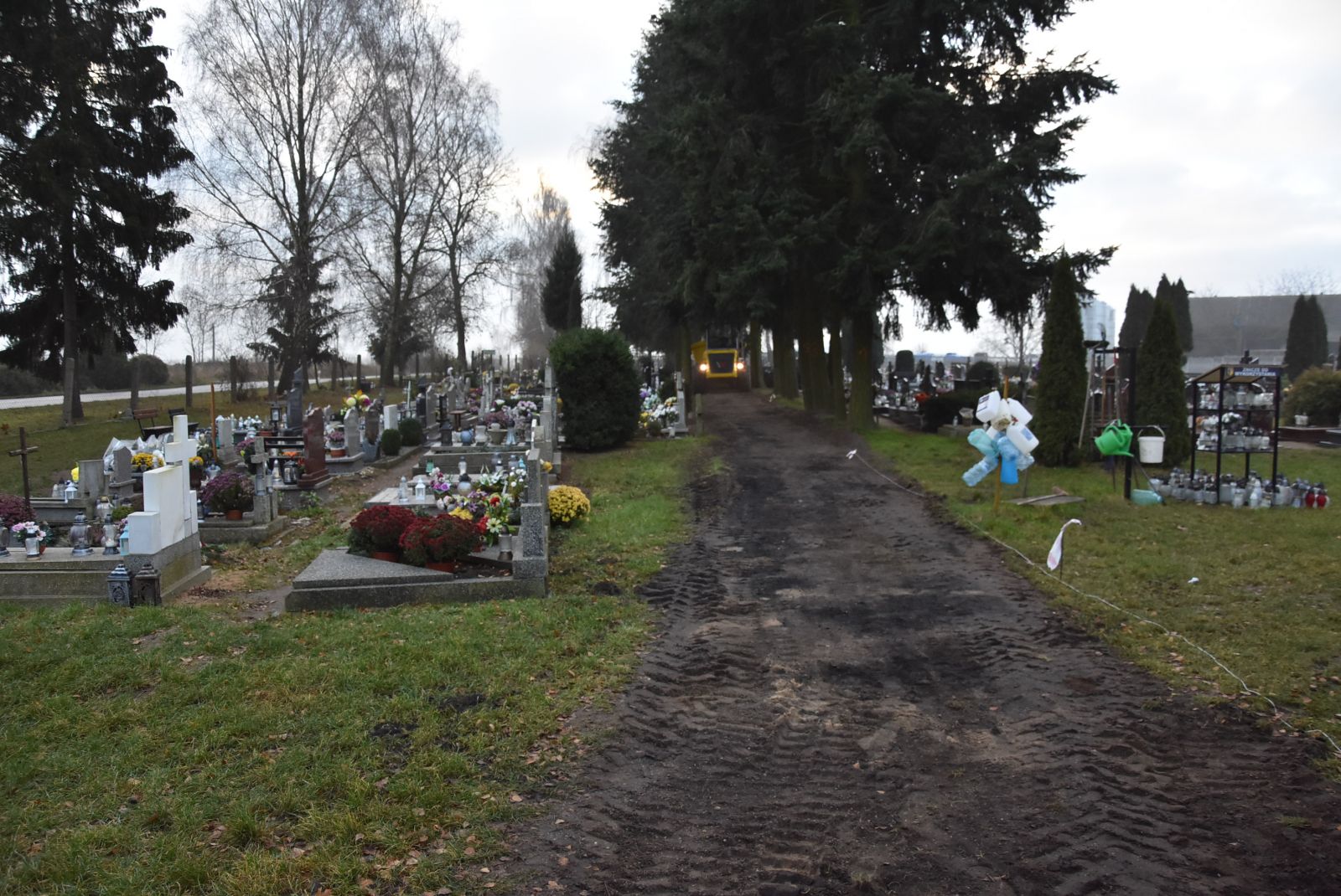 Zdjęcie: Budowa alei na cmentarzu w Lubanowie
