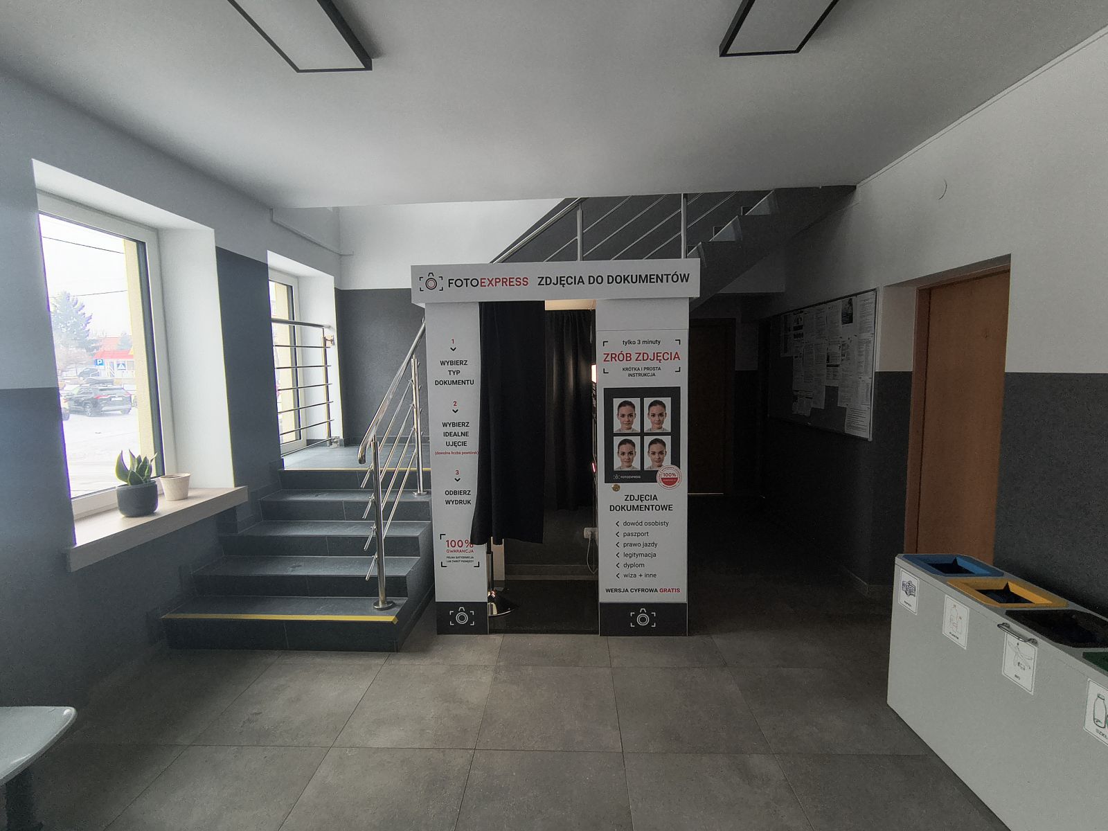 Zdjęcie: Fotokabina w Urzędzie Gminy Banie – wygodne rozwiązanie dla mieszkańców.