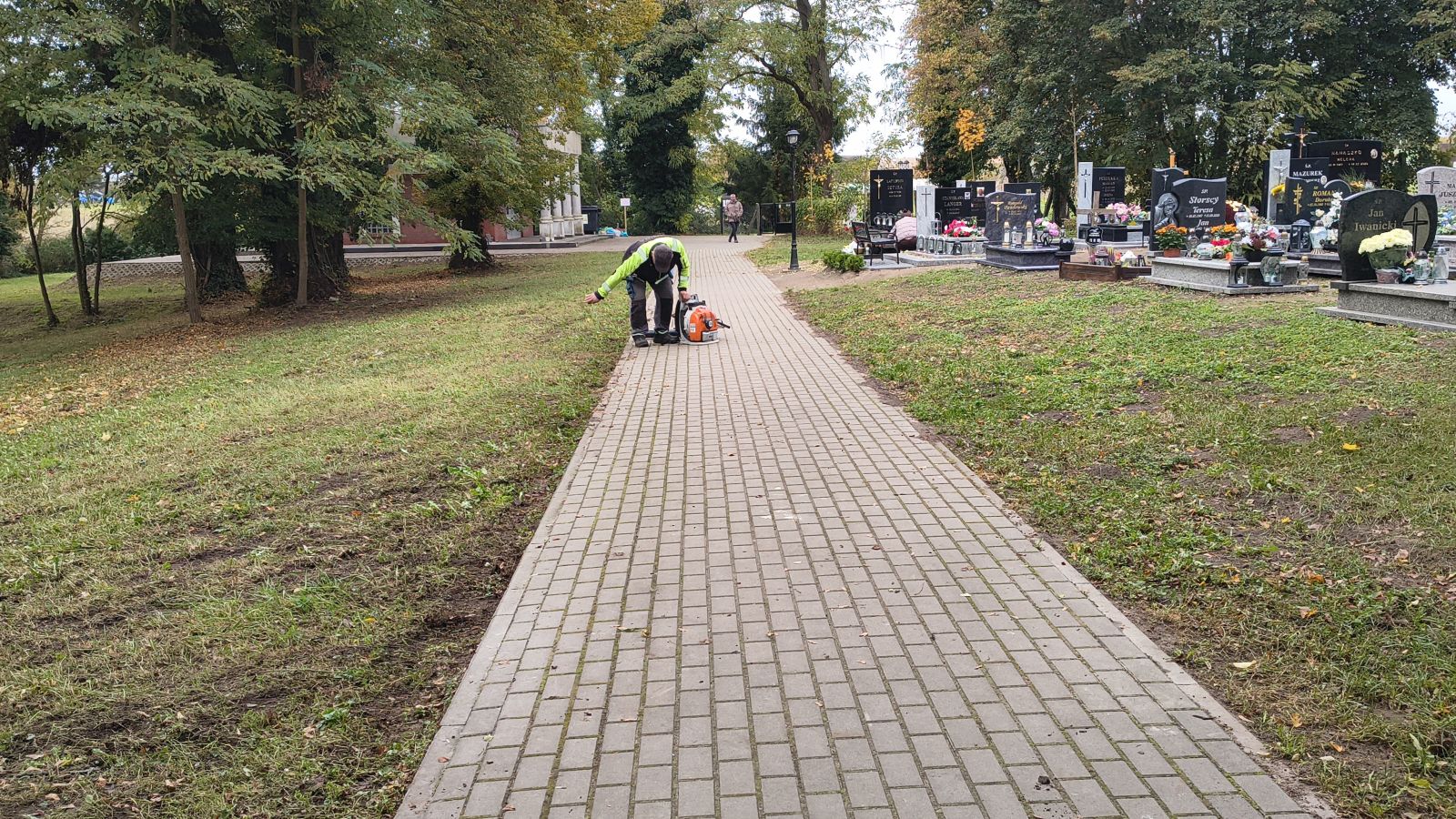 Zdjęcie: Prace porządkowe na cmentarzach komunalnych w Gminie Banie.